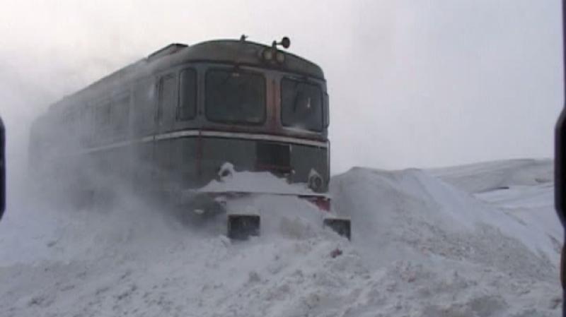 DISPERARE ! Călători blocați în tren din cauza zăpezii