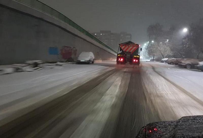NINGE de 24 de ore în Arad şi se anunţă încă o noapte cu ninsori abundente