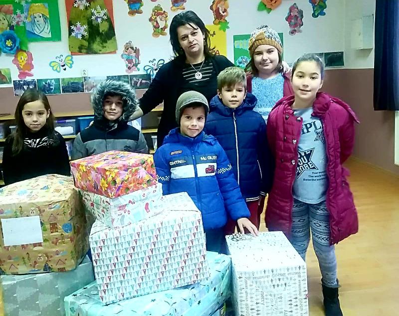 Moș Crăciun a ajuns deja la copiii necăjiți și le-a dus Cutia cu Suflet din partea elevilor de la Liceul cu Program Sportiv Arad