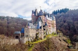 Gluma unui medic stomatolog din Arad a “ţinut” la 12.000 de români care au distribuit poza unui castel din Germania, convinşi că se află într-un sat din Arad
