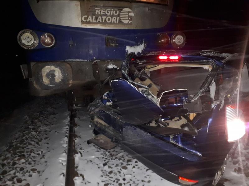 UPDATE:  Trenul REGIO Trans a spulberat un autoturism la trecerea la nivel cu calea ferată din Zimandul Nou