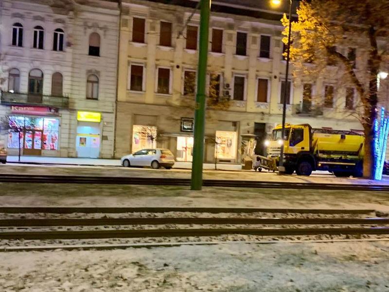 Ninge din nou în Arad. Firma responsabilă operează cu 7 utilaje în Municipiu