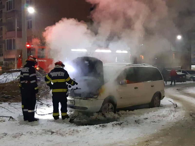 Pompierii arădeni ne AVERTIZEAZĂ. O altă mașină a luat foc