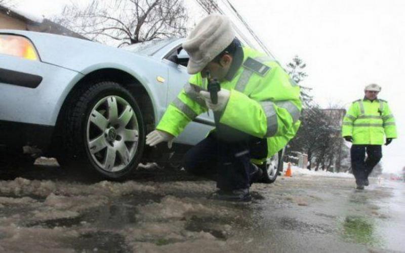 Atenție șoferi! Potrivit Codului Rutier din 2019, poliția poate să îți dea amendă, chiar dacă ai cauciucuri de iarnă și lanțuri!