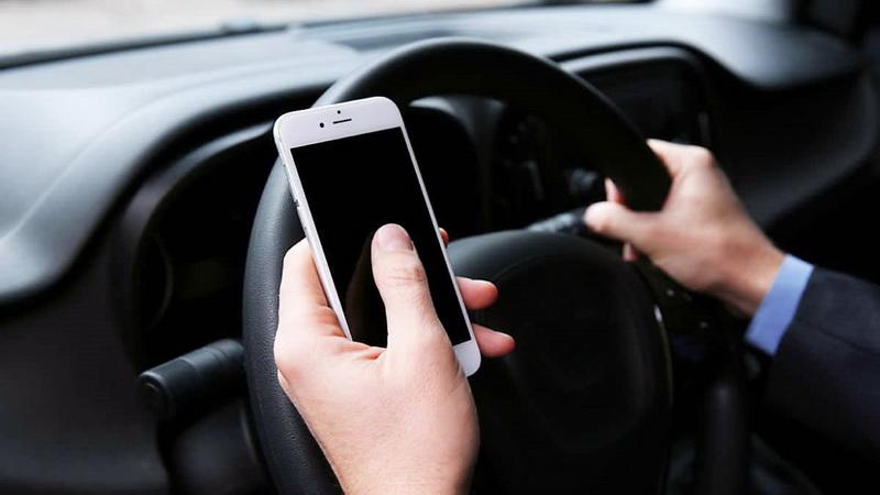 Şoferii care sunt surprinşi cu telefonul în mână la volan se vor alege cu permisul SUSPENDAT Propunere M.A.I. Ce părere ai?