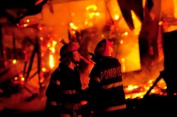 Început de an cu incendii. O casă şi o maşină au ars în noaptea dintre ani