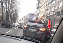 Bizonul zilei: Deşi are loc gârlă, freacă o maşină la ieşirea din parcare apoi pleacă liniştit