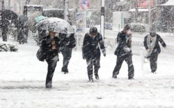 Avertizare METEO pentru toată ţara! Ninsori și strat nou de zăpadă, intensificări temporare ale vântului, precipitații mixte, polei 