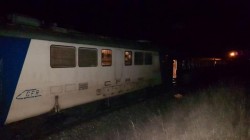 Un microbuz s-a defectat chiar pe linia ferată din Zimandu Nou