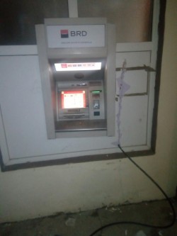 Au provocat o EXPLOZIE, încercând să fure dintr-un bancomat din Alfa