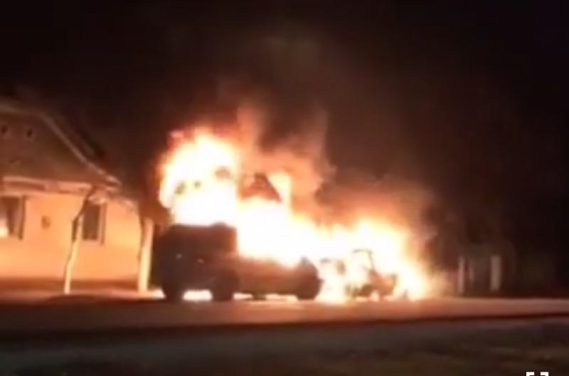 Ca-n filme : un bărbat din Șiclău și-a dat foc la mașini