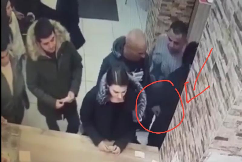 FILMAT în timp ce fura telefonul unei femei ! Bărbat din Lipova prins de polițiști