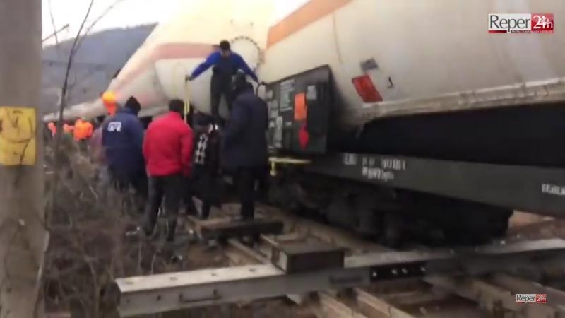 Un tren încărcat cu substanțe periculoase a deraiat în județul Caraș-Severin