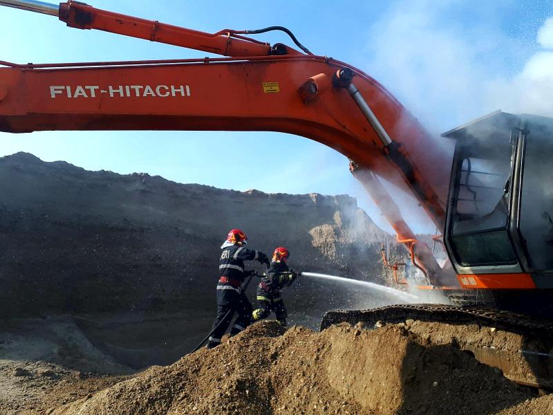 Un excavator a luat foc la balastiera din Sâmbăteni