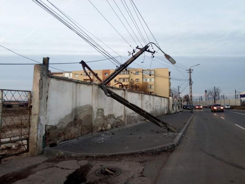 Un TIR a rupt un stâlp de curent pe strada 6 Vânători, apoi a dispărut ca porcul în ceaţă