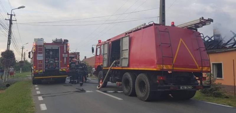 O casă a luat foc pe strada Adam Muller