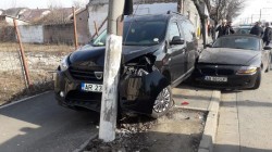 Stâlp electric doborât la pământ în urma unui accident rutier, care a avut loc pe Calea Radnei