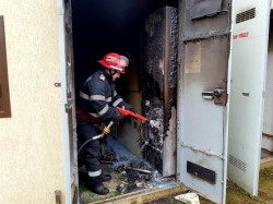 Un transformator electric a luat foc la Ineu
