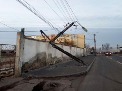 Un TIR a rupt un stâlp de curent pe strada 6 Vânători, apoi a dispărut ca porcul în ceaţă