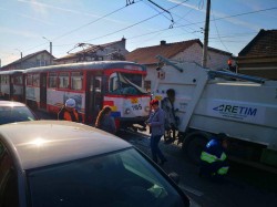 CARAMBOL pe Cocorilor : un tramvai a lovit o mașină de gunoi de la Retim