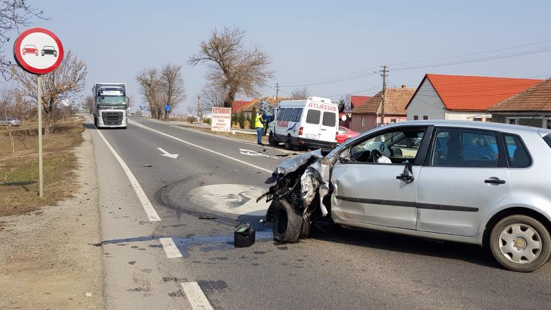 Accident între un microbuz și un autoturism pe drumul dintre Arad-Oradea