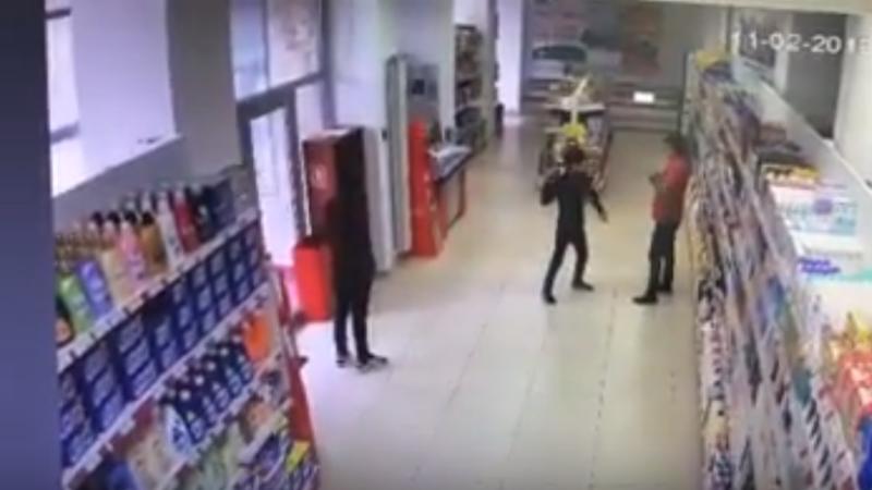 Un tânăr de 20 de ani împreună cu un minor de 15 ani au furat alcool dintr-un supermarket din Arad