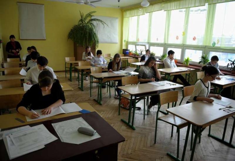 Elevii claselor a XI-a și a XII-a susțin astăzi sesiunea de simulare a Bacalaureatului, proba la Limba și Literatura română