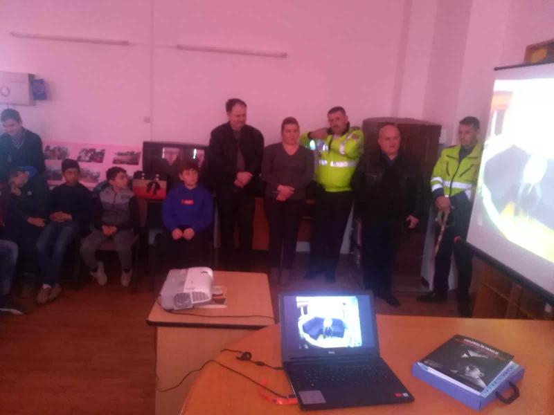 Polițiștii au desfășurat cu elevii, activități preventive la Hălmagiu