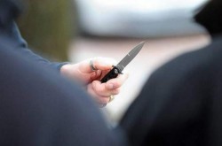 O femeie din Șicula amenințată cu un cuțit chiar de concubinul ei