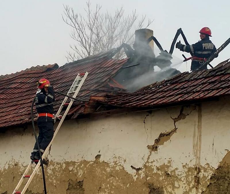 O familie din Grăniceri a rămas fără acoperiș asupra lor