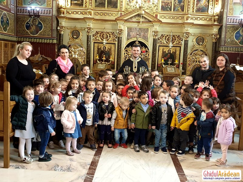 Preotul Oneț Bogdan i-a împărtășit pe micuții de la Grădinița Bambi din Arad