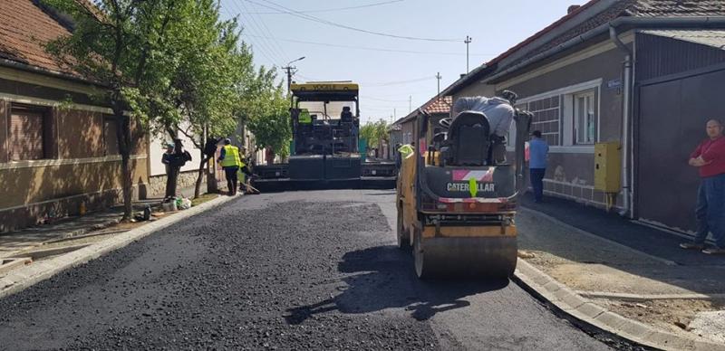 Primul strat de asfalt a fost turnat pe prima strada de pământ din ultimele 55 din municipiu 