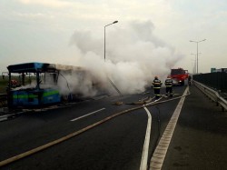 Un autobuz a luat foc în Arad,în apropiere de aeroport