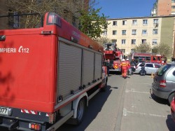 Panică într-un bloc de pe strada Predeal. O garsonieră a luat foc