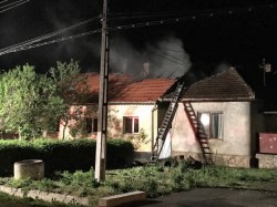 Casă din Ineu cuprinsă de flăcări în noaptea Învierii