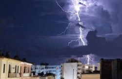 Meteorologii au prelungit informarea de furtuni până duminică seară
