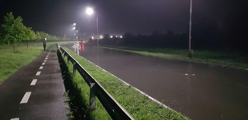 Mai multe zone din oraş inundate după ploaia de duminică