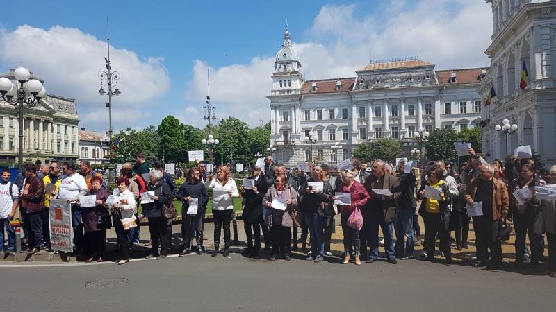 Premierul Dăncilă, huiduit de sute de arădeni!

