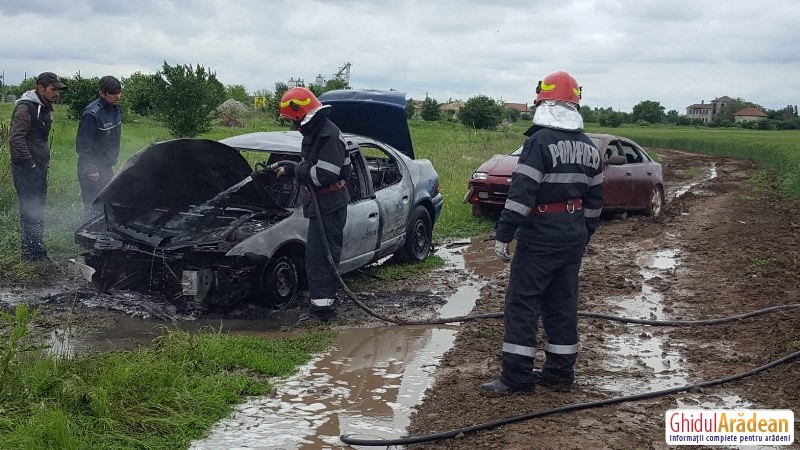 Două autoturisme au luat foc pe câmp la Arad