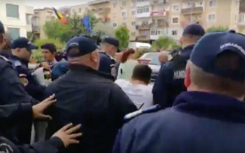 Jandarmii i-au luat cu duba pe toți protestatarii care manifestau la Topoloveni în timpul unei vizite electorale a lui Liviu Dragnea