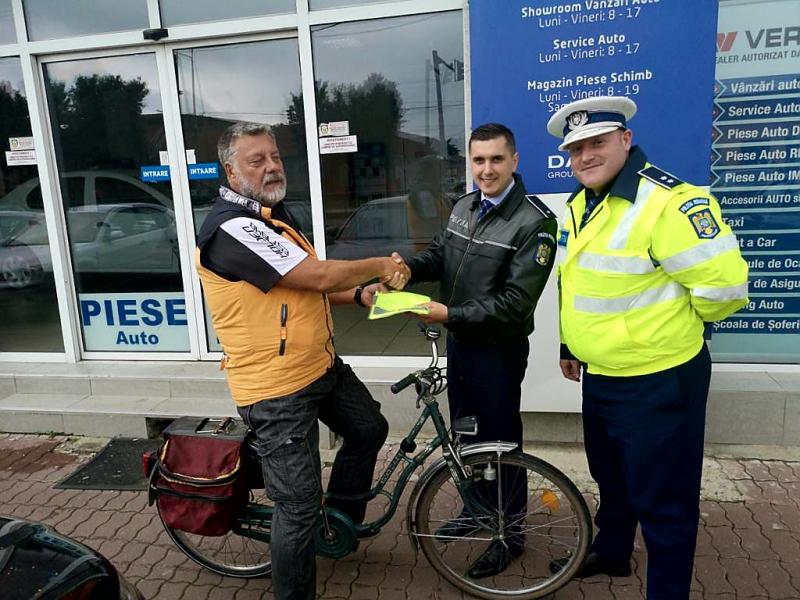 Polițiștii arădeni au împărțit 100 de veste bicicliștilor