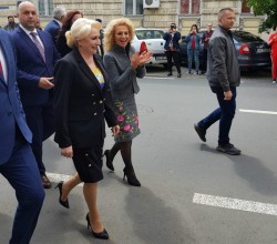 Incredibil: prefectul Aradului transformat în şef de galerie PSD la vizita premierului Dăncilă!