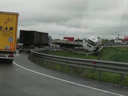 Accident la ieșirea de pe Autostrada A1 spre zona industrială! Drumul este blocat

