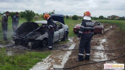 Două autoturisme au luat foc pe câmp la Arad