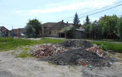 Deșeuri depozitate ilegal pe două străzi din municipiu

