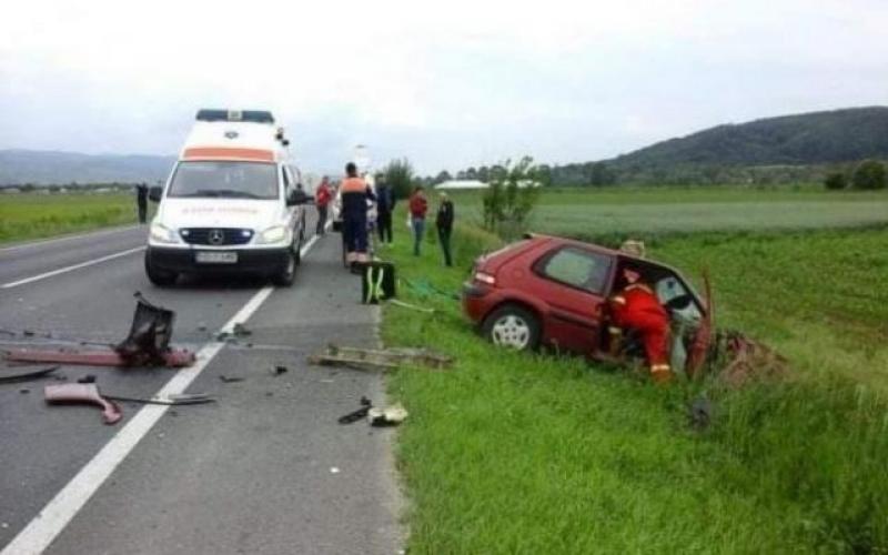 Un șofer în vârstă de 82 de ani a murit într-un accident după ce capota mașinii s-a deschis în mers 