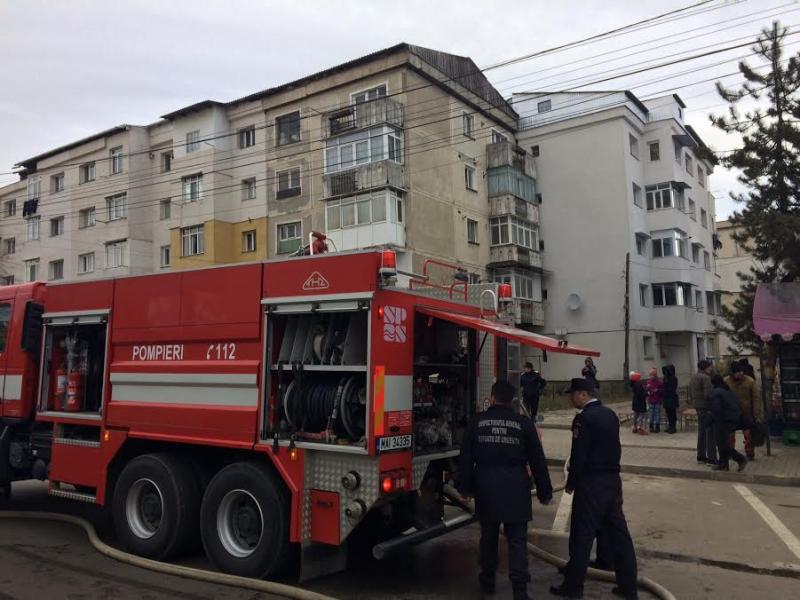 Persoane evacuate dintr-un bloc din Arad, unde a izbucnit un incendiu