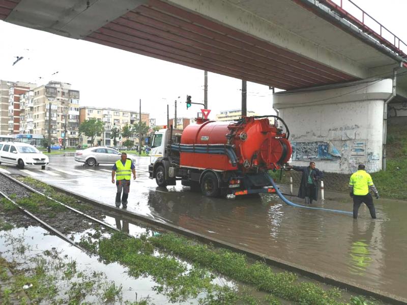 Intervenții pentru îndepărtarea apei acumulate pe carosabil după ce ploaia a blocat mai multe străzi din municipiu
