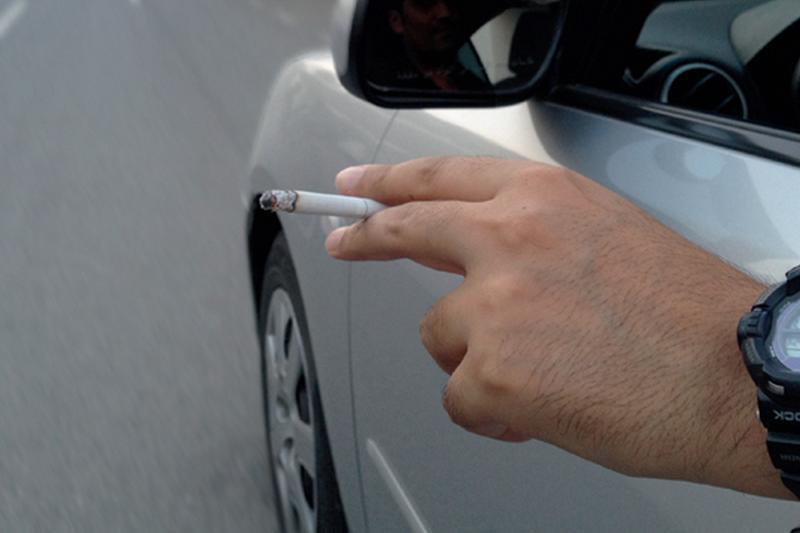 Super-tare! Vezi cum e pus un şofer să-şi ia ţigara în maşină!

