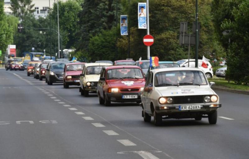 Caravana GO România prezintă 20 de mașini de epocă la Primărie